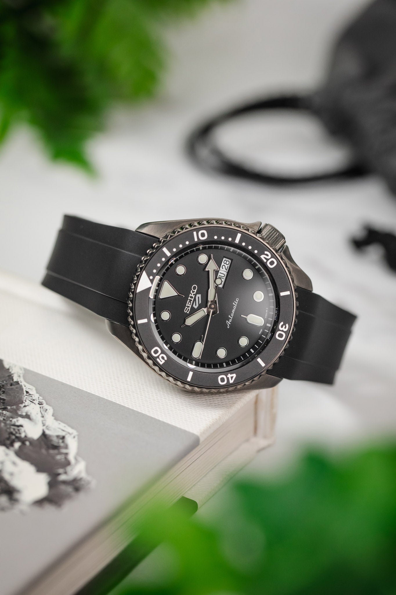 Seiko skx outlet with leather strap