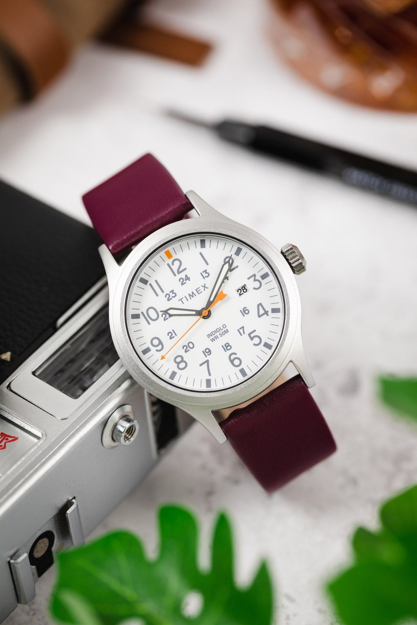 Hirsch TORONTO Quick-Release Fine-Grained Leather Watch Strap in BERRY